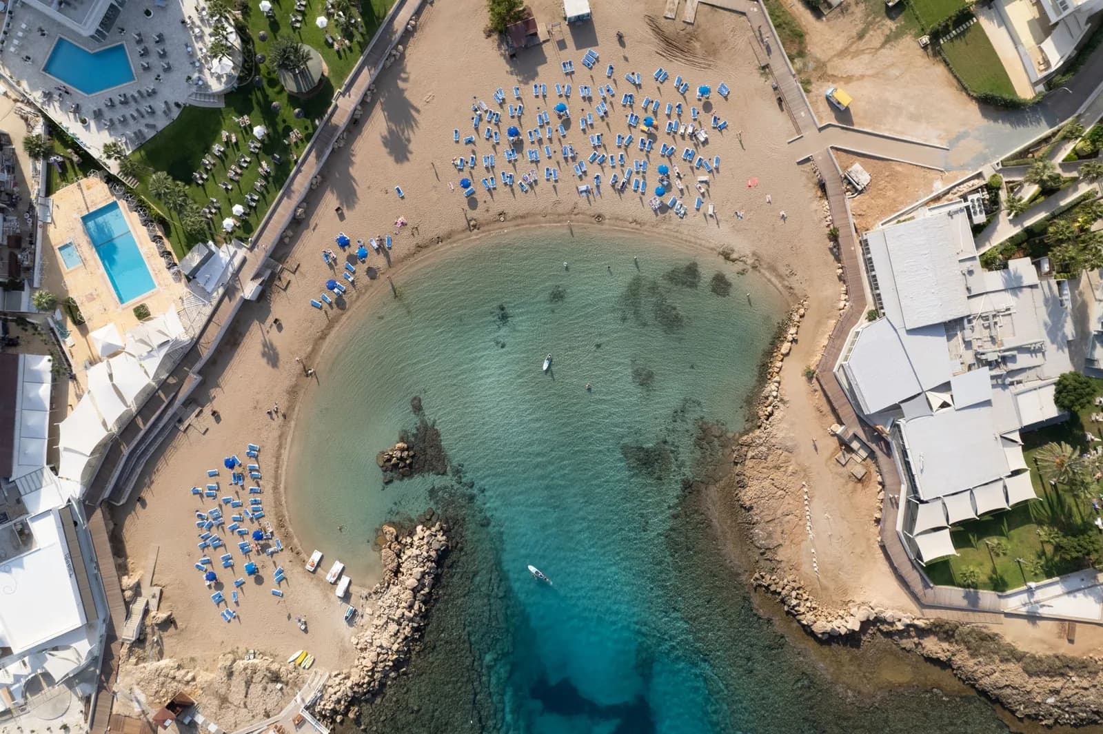 Vue aérienne de la plage de Fig Tree Bay à Protaras, Chypre, eaux turquoise et parasols