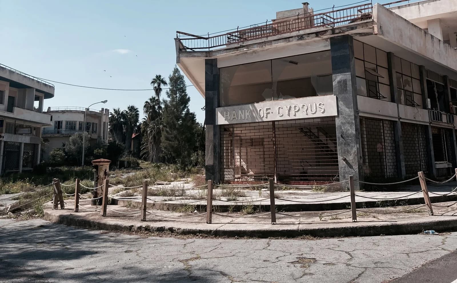 Cordon de piquets et de cordes devant une ancienne agence bancaire abandonnée, dans la zone fermée de Varosha, à Famagouste