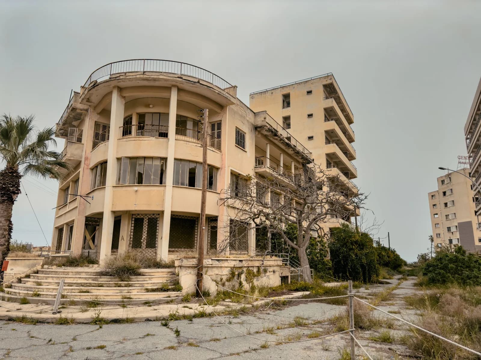 Hôtel abandonné aux balcons vides et tours délabrées dans la zone fermée de Varosha, à Famagouste (Chypre du Nord)